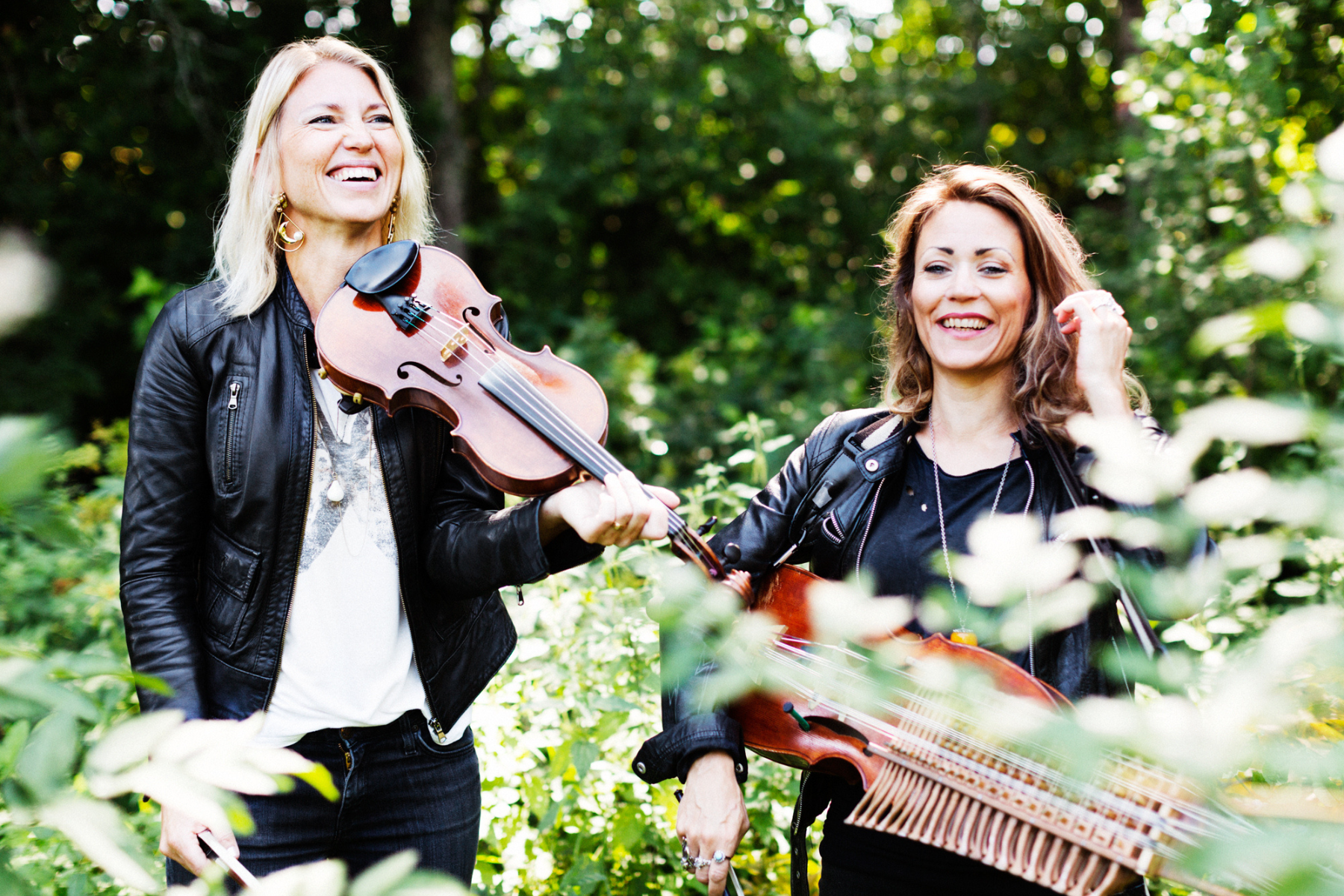 En bild på gruppen Erika & Cecilia som håller i sina instrument