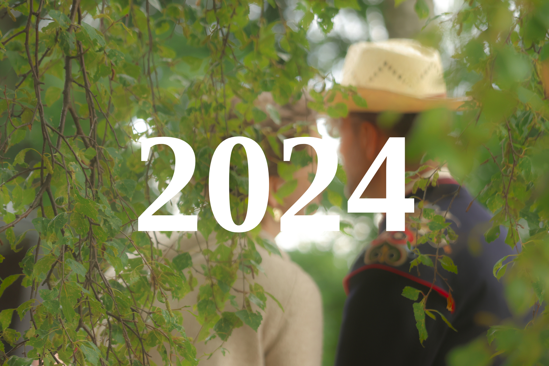 Bild från Alfvéngårdens trädgård med texten "2024"